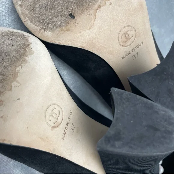 Chanel Black Suede CC Pumps with Pearl-Trim - Picture 3 of 6